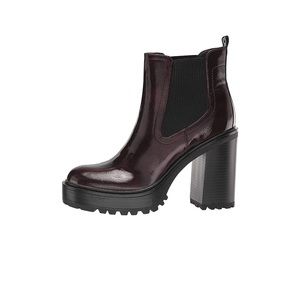 ✨NEW IN BOX GUESS CBG BURGUNDY BOOTS✨